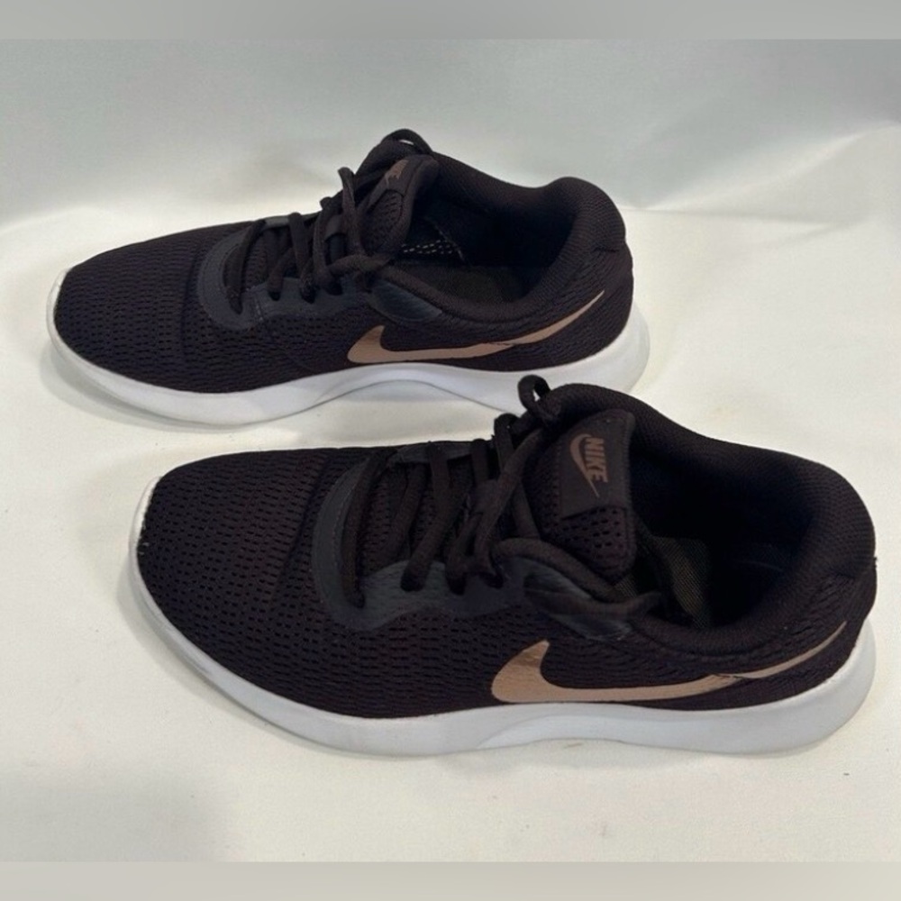 Nike Tanjun Burgundy Running Shoe With Metallic Gold Logo Women's Size 7.5